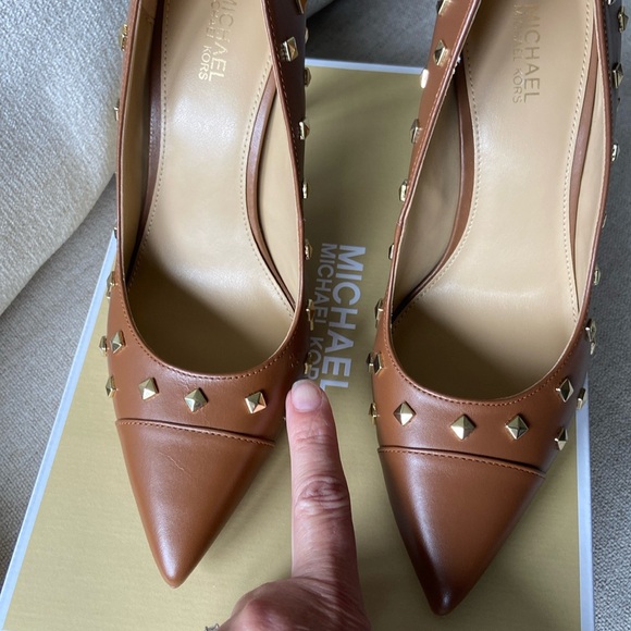 NWT Michael Kors Keke Toe Cap Pump, 7M, brown leather with gold pyramid studs. - Picture 13 of 13